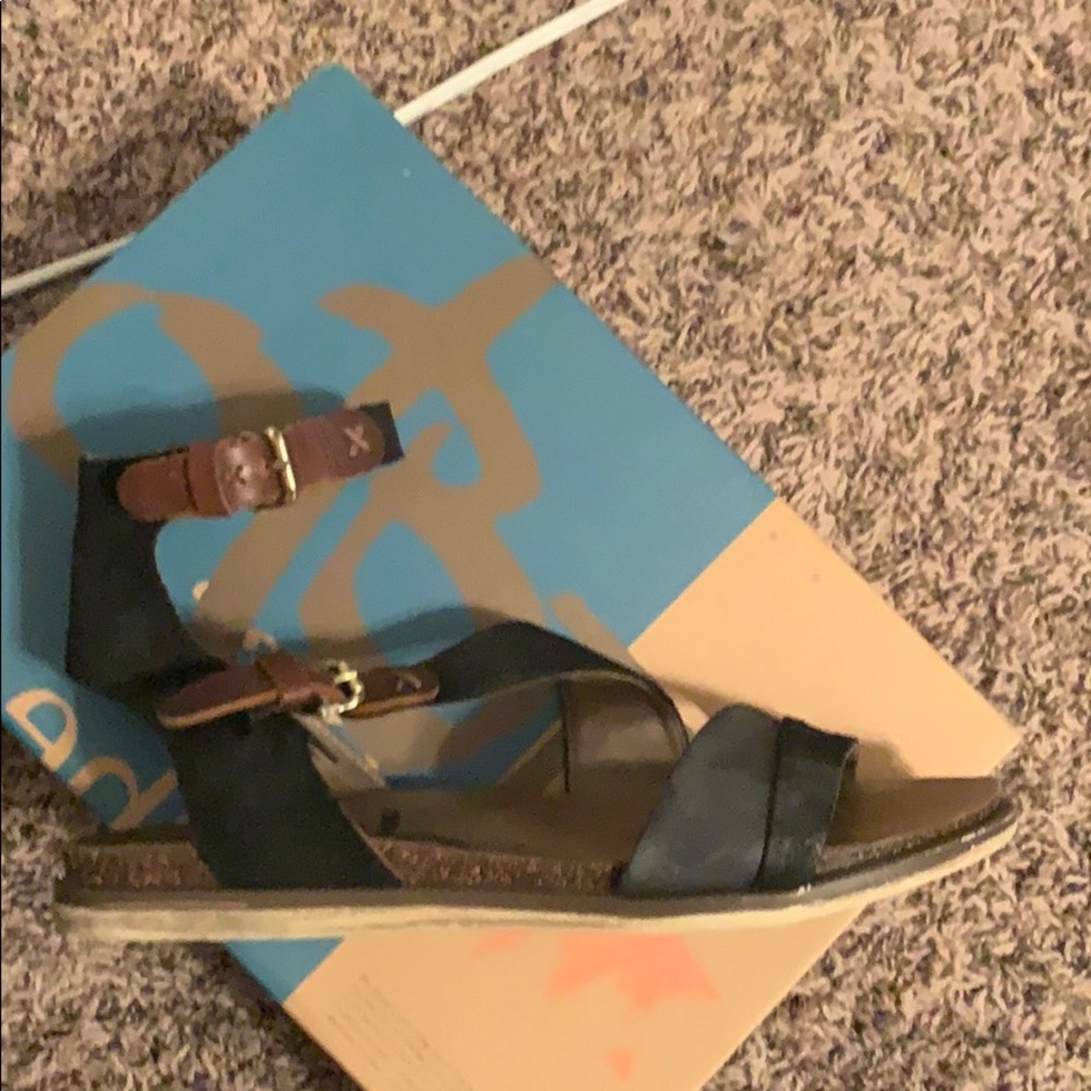 OTBT SIZE 9 women sandals
